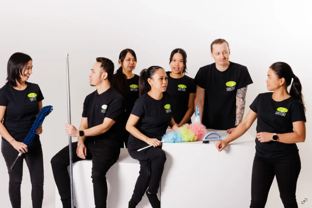 SIISTIÄ! siivoustiimi rennosti keskustelemassa työvälineiden kanssa