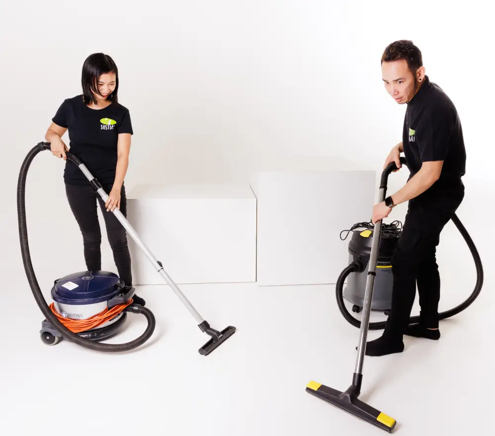 Kaksi SIISTIÄ!-siivoojaa imuroimassa toimistotilaa yhdessä
